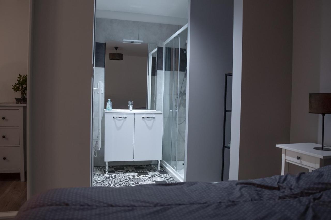 Cosy Et Moderne En Centre Ville, Fibre Haut Debit Ernee Ngoại thất bức ảnh
